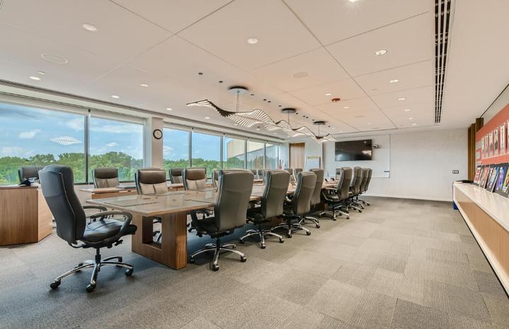 The building and its setting — 25 / 75 Tri State International
