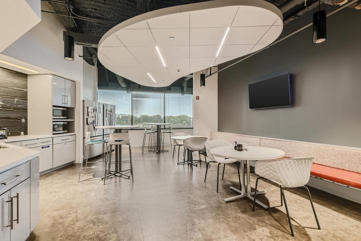 The building and its setting — 25 / 75 Tri State International