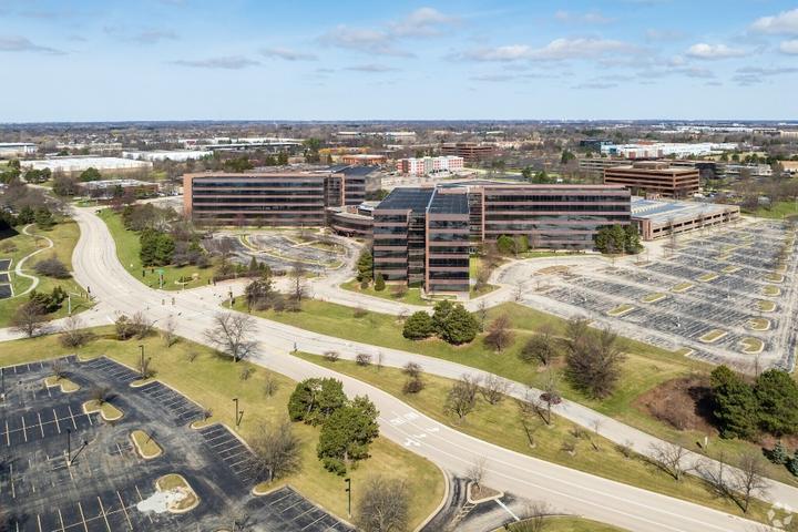 The building and its setting — 4 Overlook Pt