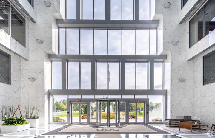 The building and its setting — 520 - 540 Lake Cook Rd